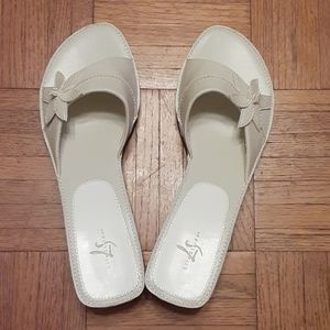 NWOB Life Stride size 8.5 heel slide sandals cream
